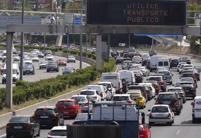 Retenciones a la salida de Madrid, este viernes, en el inicio del puente de mayo.