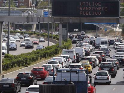 Retenciones a la salida de Madrid, este viernes, en el inicio del puente de mayo.