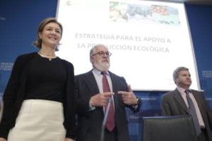 El ministro de Agricultura, Alimentación y Medio Ambiente, Miguel Arias Cañete (c), junto a la secretaria general de Agricultura, Isabel García (i), y el director general de Industria Alimentaria, Fernando José Burgaz (d), durante la presentación de la "Estrategia de apoyo a la Agricultura Ecológica", hoy en la sede del Ministerio.