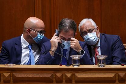 El primer ministro portugués, Antonio Costa (derecha), con el secretario de Estado de Finanzas, João Leão (izquierda), y por el secretario de Estado de Asuntos Parlamentarios, Duarte Cordeiro, este miércoles en el Parlamento portugués, en Lisboa.