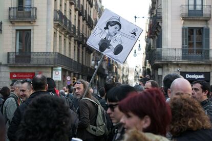 Trabajadores de TMB portan una caricatura de la alcaldesa de Barcelona, Ada Colau, durante la concentración convocada por el comité de empresa ante el ayuntamiento de Barcelona, en su segundo día de huelga en la que los servicios mínimos se cumplen con normalidad.