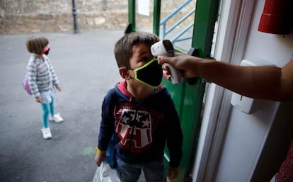 Toma de la temperatura a un alumno este lunes en Arnedillo.