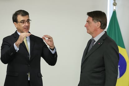 O ministro Carlos Franco França e o presidente Jair Bolsonaro em 5 de abril, no Palácio do Planalto.