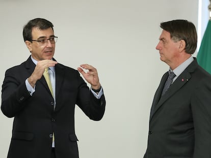 O ministro Carlos Franco França e o presidente Jair Bolsonaro em 5 de abril, no Palácio do Planalto.