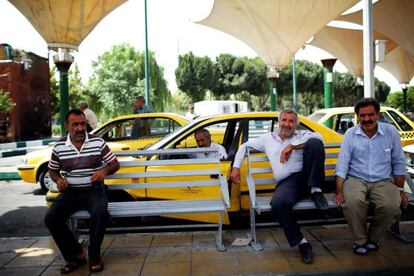 Taxistas iran&iacute;es en la Plaza Shoosh, al sur de Teher&aacute;n