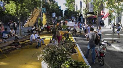 Tramo peatonalizado de la calle de Galileo, en Madrid.