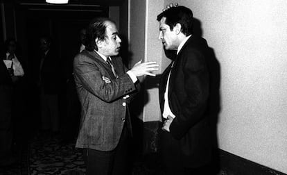 Jordi Pujol, diputado y secretario general de Convergencia Democrática de Catalunya, y el presidente del Gobierno, Adolfo Suárez, conversan en un pasillo del Congreso de los Diputados. La imagen es del 4 de julio de 1978.