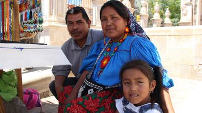 Mujer con su familia en México.