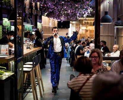 Adrian Amaya, cantante y showman, durante una actuaci—n en el restaurante 'La olla de Sichuan' en Barcelona.