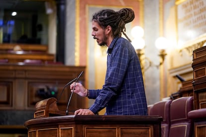 (Foto de ARCHIVO)
El secretario de Organización de Podemos y diputado de Unidas Podemos en el Congreso, Alberto Rodríguez  interviene en una sesión plenaria en el Congreso de los Diputados, a 18 de mayo de 2021, en Madrid (España). El Pleno del Congreso debate hoy, entre otras cuestiones, la toma en consideración de la Ley Trans registrada por ERC, Más País, Compromis, CUP, Junts per Catalunya y Nueva Canarias y que se presentó como alternativa al texto sobre este tema redactado por el Ministerio de Igualdad y "bloqueado" desde hace meses por el PSOE para su aprobación en Consejo de Ministros. Los socialistas han comunicado que tienen intención de abstenerse sobre la tramitación de este texto que recoge la autodeterminación de género, el acceso a la reproducción asistida del colectivo, medidas para la reparación de las personas trans o la inclusión de una tercera casilla para el género no binario, entre otras.

A.Martínez Vélez. Pool / Europa Press
18 MAYO 2021;CONGRESO;LEY TRANS;TRANSEXUALES
18/5/2021