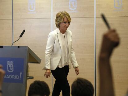 Esperanza Aguirre, tras la comparecencia de abril en la que anunció su dimisión como portavoz del PP en el Ayuntamiento de Madrid