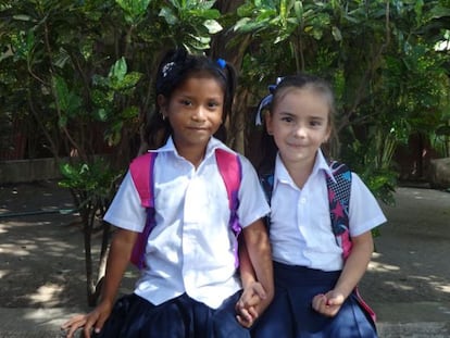 Dos alumnas del centro escolar de Redes de Solidaridad.