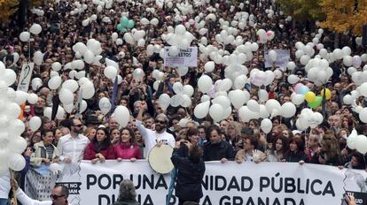 El doctor Jesús Candel, conocido como "Spiriman", a la cabeza de la manifestación de hoy en Granada por una sanidad pública digna.