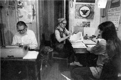 Gordon Friesen y Agnes Cunningham, con su hija, en la redacción de &#39;Broadside&#39; en 1974.