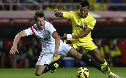 Krychowiak lucha un balón con el delantero del Villarreal Ikechukwu Uche, en noviembre.