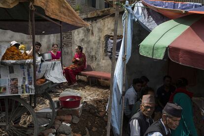 Cafeter&iacute;a cercana a la estaci&oacute;n de Katmand&uacute;. Seg&uacute;n la ONU, 7,2 millones de nepal&iacute;es trabaja fuera del pa&iacute;s, y la mitad de ellos carecen de documentaci&oacute;n. Desde 1971 la ONU considera a Nepal uno de los 48 pa&iacute;ses menos desarrollados del mundo.