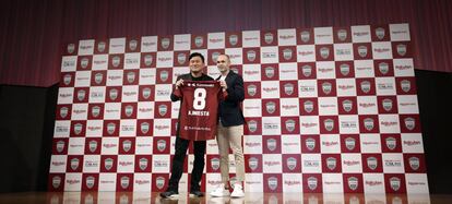 Andrés Iniesta, con la camiseta de su nuevo equipo.