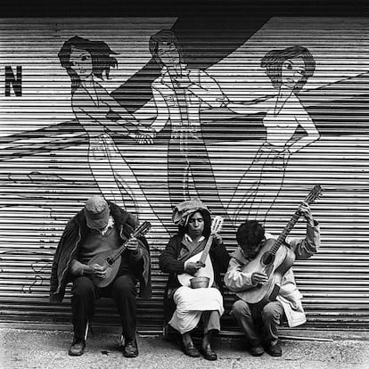 Fotografía tomada en 1977 en Puebla, con la que Cruz inició a los 20 años el ensayo sobre la ceguera "Habitar la oscuridad".