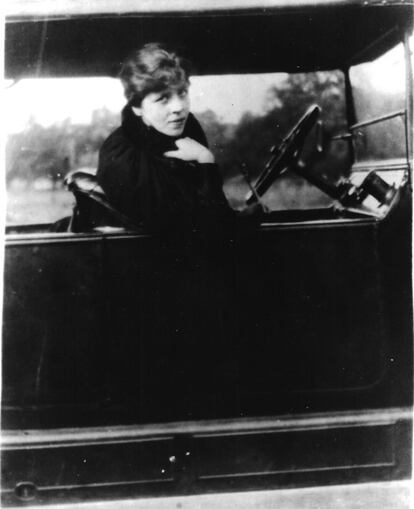 La elegante escritora Djuna Barnes al volante de un autom&oacute;vil.