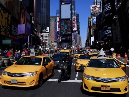 <p dir="ltr">La Gran Manzana lidera el ránking del MIT con prácticamente un 100% de trayectos compartibles. Cualquier viaje urbano de un neoyorquino podría valerle a otro. Pero el dato tiene algo de trampa. Nueva York fue la base del <a href="https://www.nature.com/articles/srep42868">estudio primigenio</a> realizado por el Senseable Lab, analizando 150 millones de viajes en taxi. Pero los científicos del MIT se ciñeron a lo que ocurría en la isla de Manhattan, que si bien es la más bulliciosa de la metrópolis solo supone 60 kilómetros cuadrados de los 780 que tiene Nueva York. Aplicarlo a toda la ciudad supondría menos densidad de taxis y mucha más superficie que abarcar. En cualquier caso, el <em>ridesharing</em> aquí podría suponer una reducción de más de un 40% en emisiones y tráfico, según el propio MIT. Como para tomárselo en serio.</p>