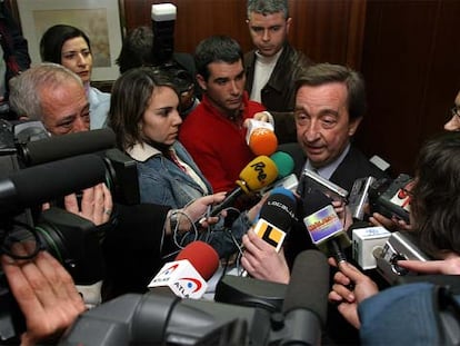El fiscal jefe de la Fiscalía Anticorrupción, Antonio Salinas, rodeado de periodistas en Málaga.