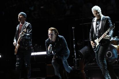 Los componentes de U2, durante su concierto en el WiZink Center. 
