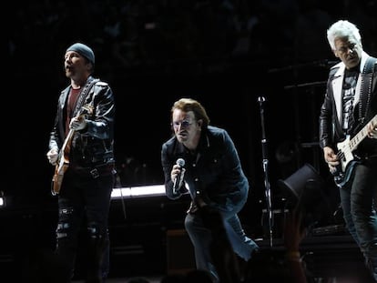 Los componentes de U2, durante su concierto en el WiZink Center. 