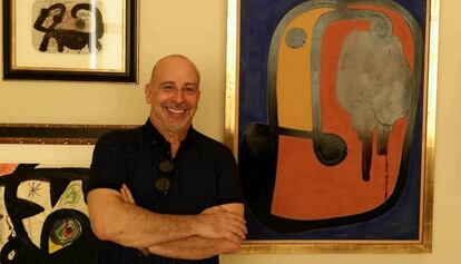 El comissari de 'Joan Miró, materialitat i metamorfosi', Robert Lubar, davant de 'Cap d'home'.