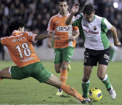 Stuani intenta superar a Iriney.