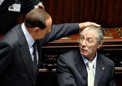 Berlusconi acaricia la cabeza del líder de la Liga Norte y ministro para la Reforma, Umberto Bossi, en septiembre de 2011. La ultraderechista Liga Norte, ha sido uno de los apoyos del 'Il Cavelieri' en los últimos tiempos.