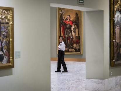 Una vigilante de seguridad, ayer, en las salas del Museo de Bellas Artes de Valencia, que fue objeto de un robo el lunes.