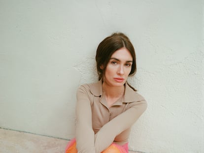 Paz Vega, que viste de SPORTMAX, estrena 'La casa del caracol'.