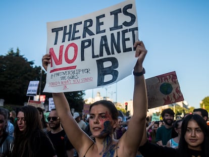 Una joven sostiene una pancarta durante una marcha a favor de frenar al cambio climático, en Madrid, el 27 de septiembre de 2019.