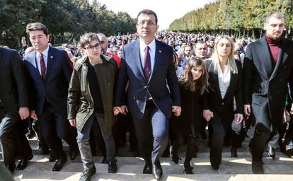 El principal candidato del partido de la oposición de Turquía, CHP, Ekrem Imamoglu, llega con familiares y simpatizantes para depositar flores en el mausoleo del fundador de la moderna Turquía, Musfafa Kemal Ataturk, en Ankara. El partido AKP del presidente turco ha apelado este martes contra los resultados de las elecciones locales en Estambul y Ankara, después de que los recuentos preliminares dieran la victoria al partido opositor.