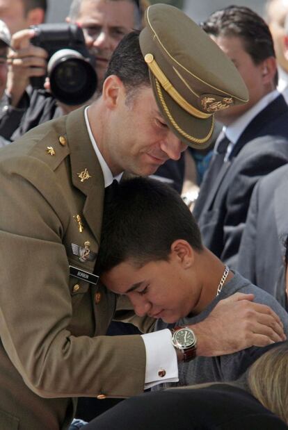 Don Felipe abraza al familiar de uno de los seis militares (tres españoles y tres colombianos) de las tropas españolas fallecidos en un atentado terrorista en el Líbano.