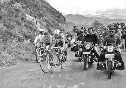 Jacques Anquetil y Raymond Poulidor pugnan durante la subida al Puy de Dôme en el Tour de 1964.