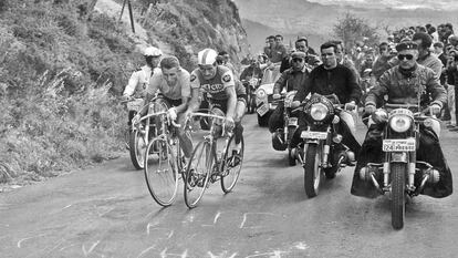 Jacques Anquetil y Raymond Poulidor pugnan durante la subida al Puy de Dôme en el Tour de 1964.