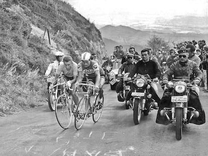 Jacques Anquetil y Raymond Poulidor pugnan durante la subida al Puy de Dôme en el Tour de 1964.