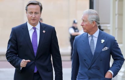 El primer ministro británico, David Cameron, y Carlos de Inglaterra.