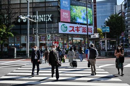 La economía japonesa creció un 5% tras tres trimestres en negativo. En la imagen, personas caminan en una avenida de Tokio.