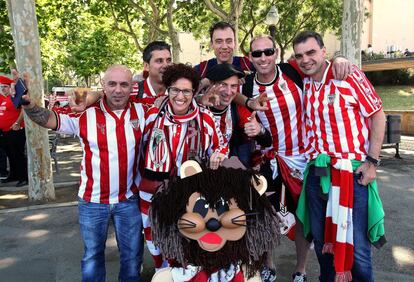 Los primeros aficionados del Athletic Club de Bilbao llegan al punto de encuentro instalado en las fuentes de Montjuic.
