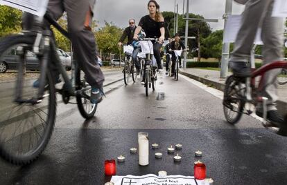 Ciclistas homenajean a un compañero muerto en Casteldefells en 2001.