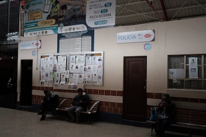 Anuncios de desaparecidos en la estación policial de la Terminal de Buses de La Paz.