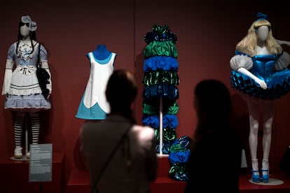 Diseños de vestuario sobre las aventuras de Alicia, en la exposición de CaixaForum.