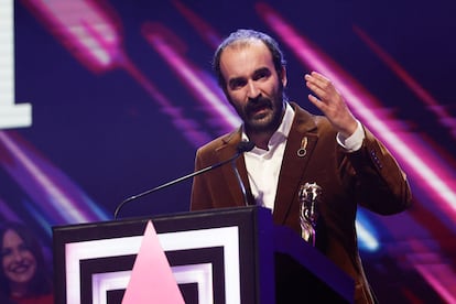 Eduard Sola recibe el premio al mejor guion original, durante la XVII edición de los Premios Gaudí de la Academia del Cine Catalán, celebrada este sábado en Barcelona.