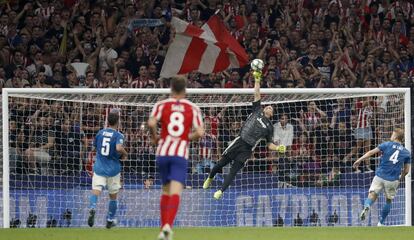 Szczesny, portero de la Juventus, despeja un balón.