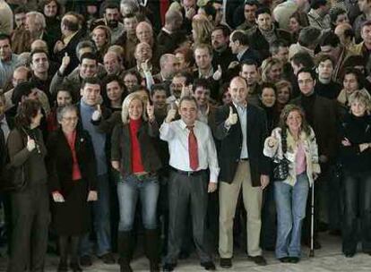 Rafael Simancas (centro) junto a algunos dirigentes de su partido. Entre ellos, Matilde Fernández (segunda por la izquierda).