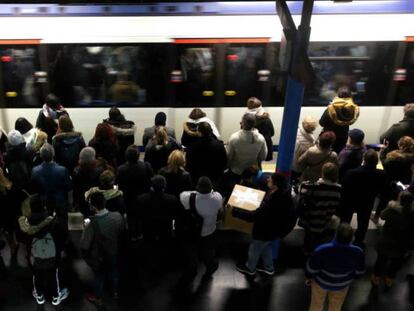 Viajeros en un andén del Metro de Madrid en la estación de Príncipe Pío.