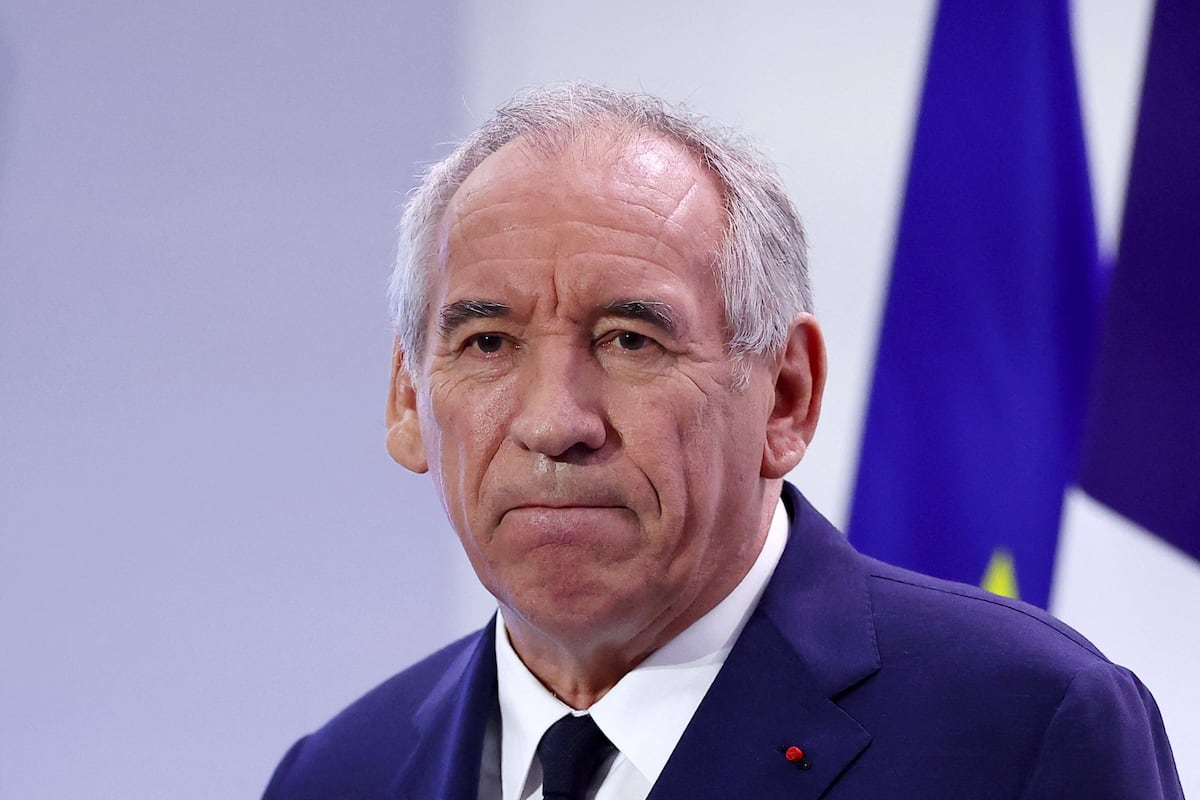 La oposición francesa amenaza a Bayrou con una moción de censura por los recortes mientras los sindicatos planean movilizaciones