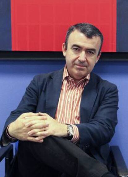 Lorenzo Silva, autor de "El Alquimista Impaciente" posa para EFE tras la entrevista concedida antes de la conferencia que ha impartido hoy en Zaragoza sobre el papel de los autores en los nuevos formatos digitales dentro de unas jornadas en las que se ha presentado la iniciativa "La nube en la mano".